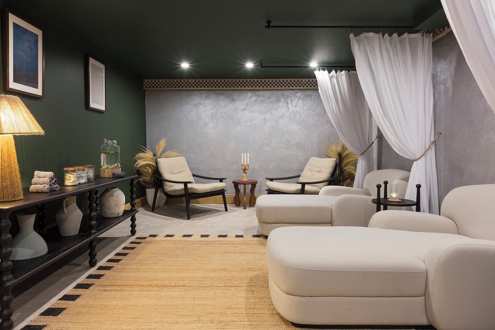 A cozy living room with a sofa, two armchairs, a small side table, and a lamp. - Hôtel Les Aiglons Chamonix (Chamonix-Mont-Blanc)